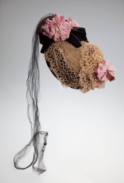 Damenhaube mit Strohkronen und schwarzem Samt, getragen von Emilie und Ida Uhri von Unknown